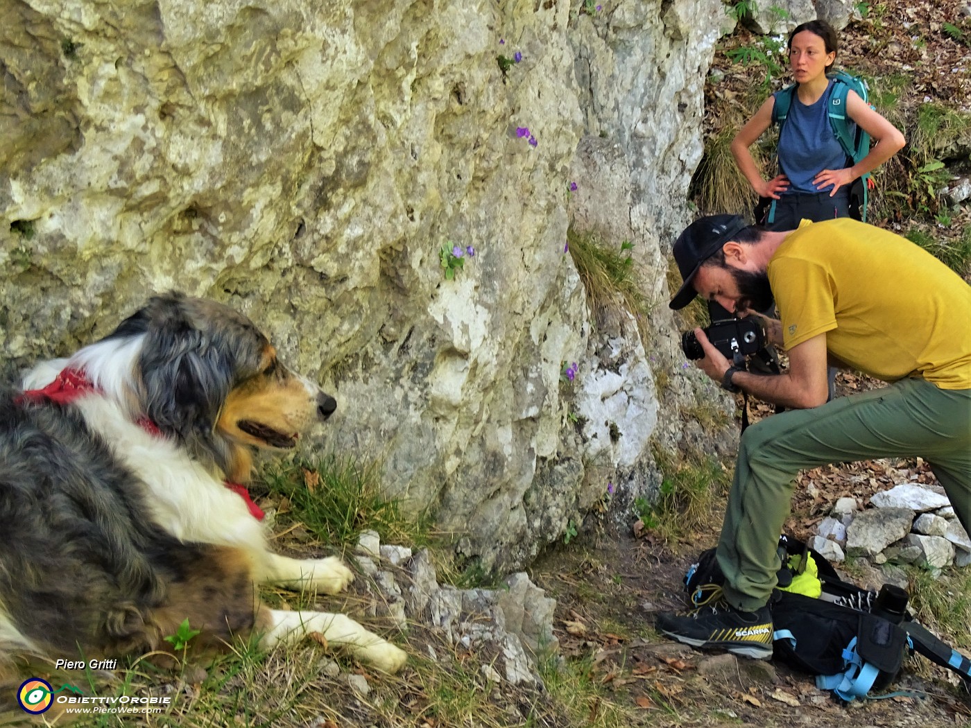 03 Fotografando la Primula Albenensis con Andrea, Chiara e Bati.JPG